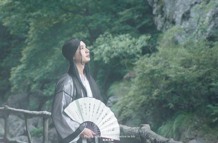 高空畅游的女孩