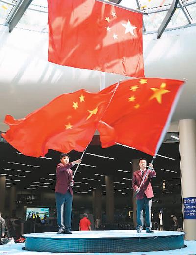 救援落湖男孩