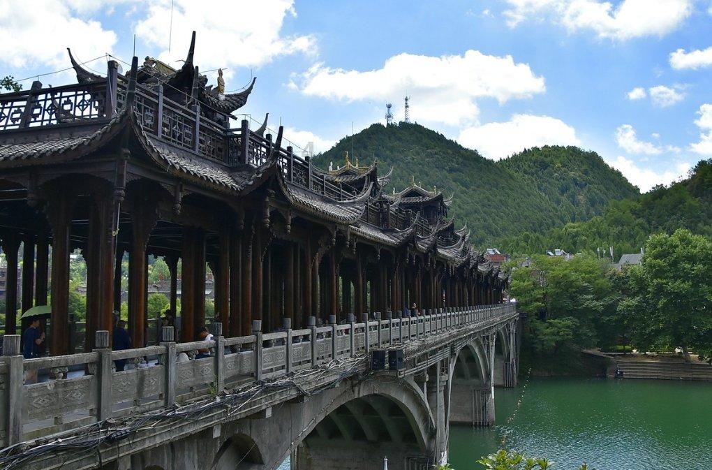 吕丽萍低调回国，白皙皮肤耀眼返乡，孙海英爆料：无故未归故里