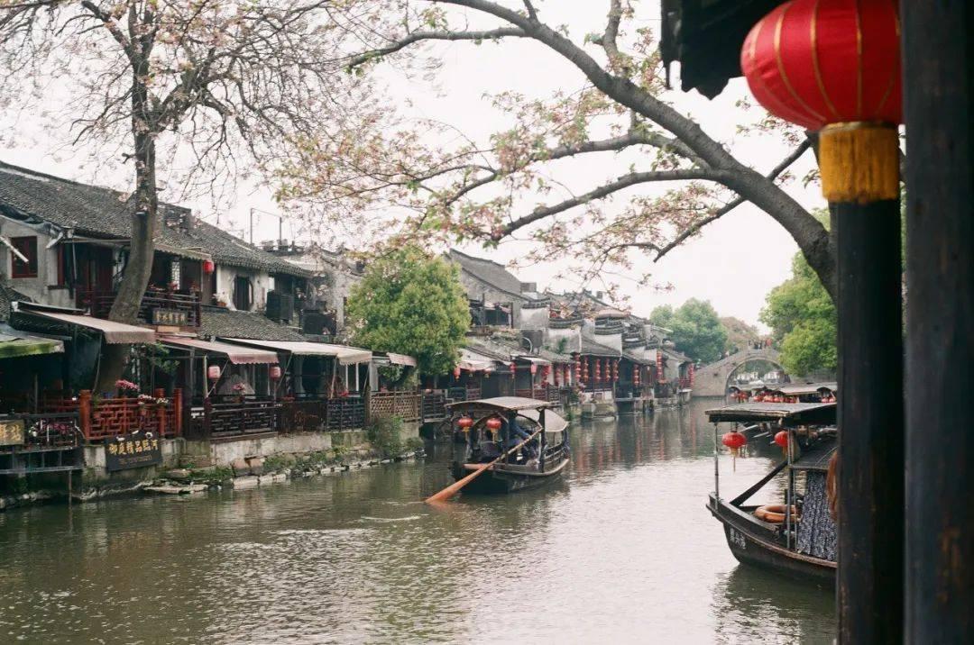 笑脸球的冒险之旅